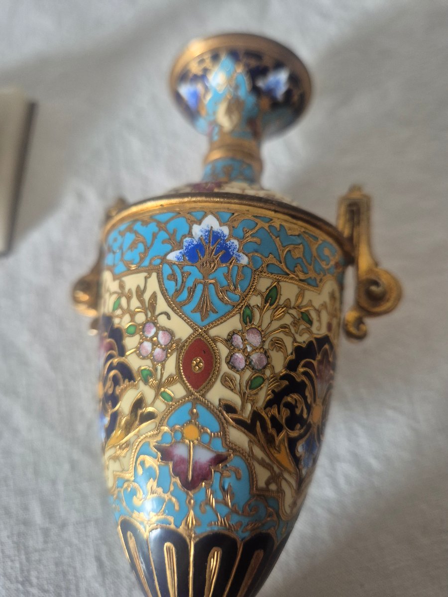 Paire d’amphores en bronze doré à décor d'émail cloisonné du XIXème siècle -photo-2
