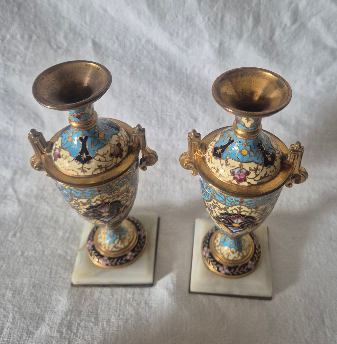 Paire d’amphores en bronze doré à décor d'émail cloisonné du XIXème siècle -photo-3