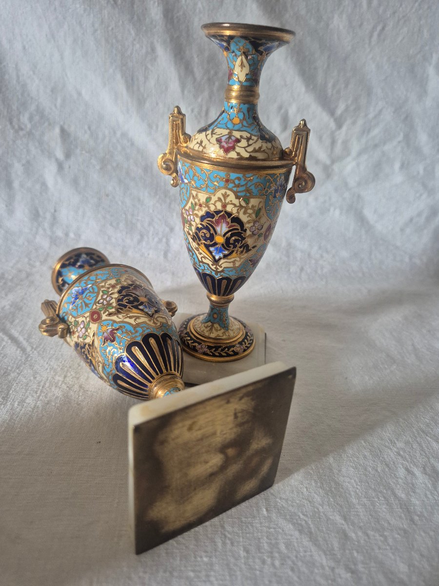 Paire d’amphores en bronze doré à décor d'émail cloisonné du XIXème siècle -photo-4