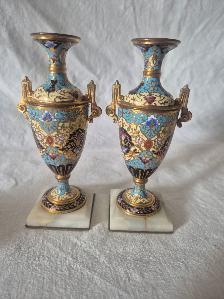 Paire d’amphores en bronze doré à décor d'émail cloisonné du XIXème siècle -photo-7
