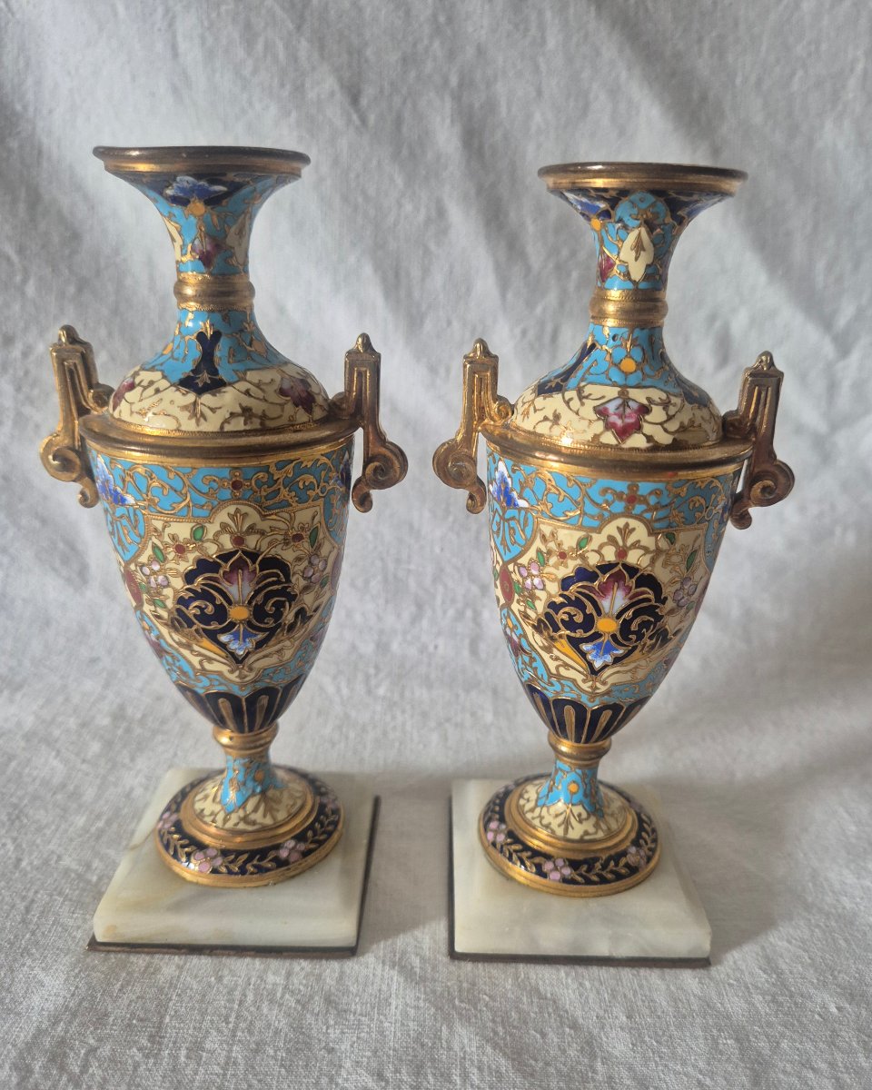 Paire d’amphores en bronze doré à décor d'émail cloisonné du XIXème siècle 