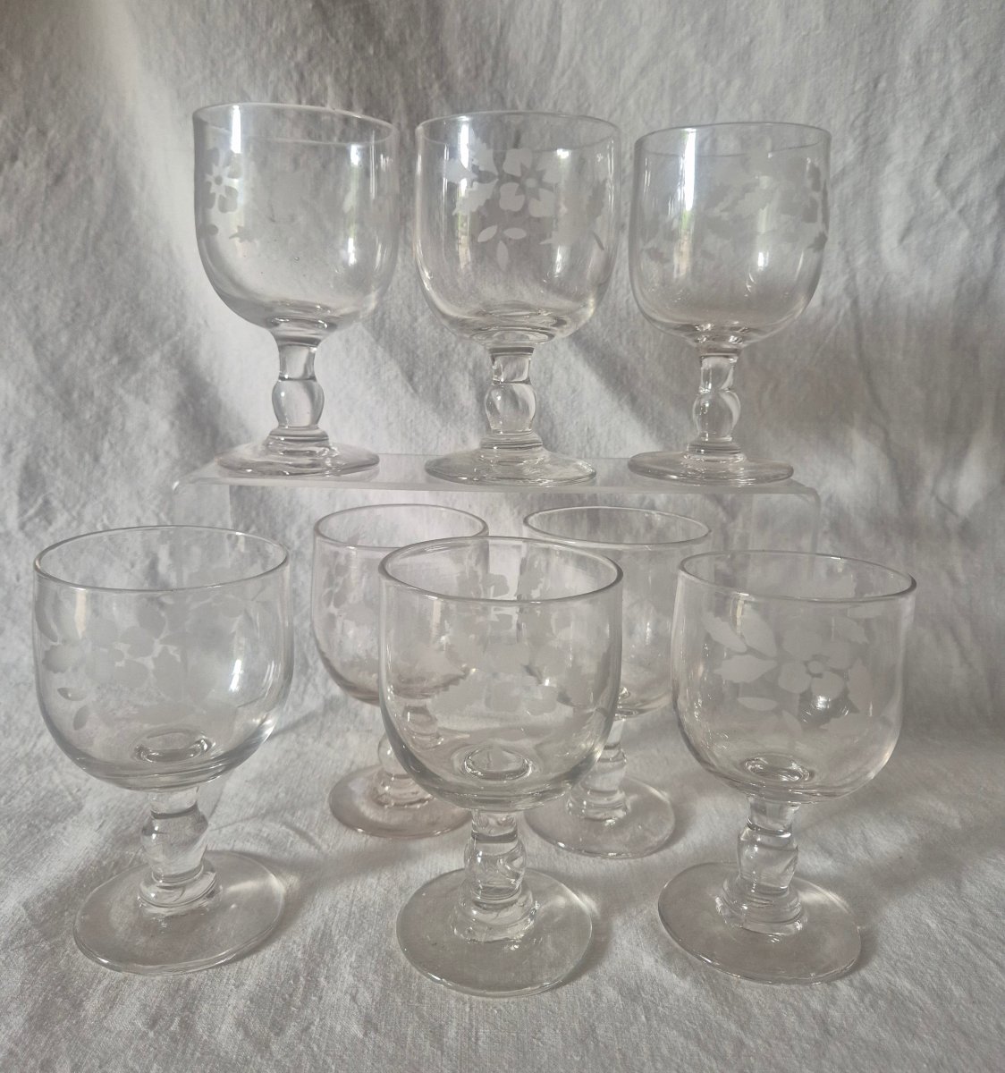 Série de huit verres ballon gravés de fleurs du XIXème siècle 