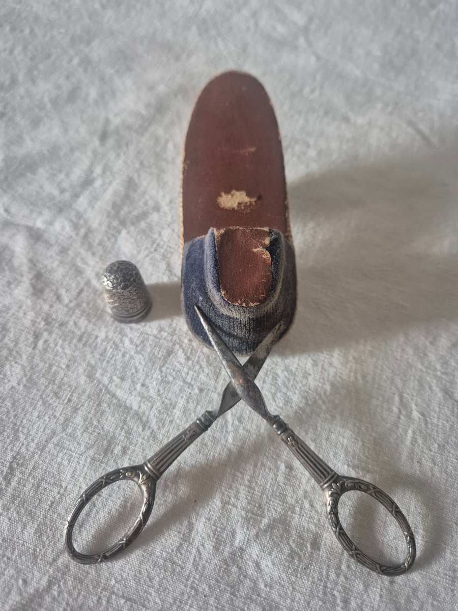 Spéciale Couture: chaussure soulier porte ciseaux et dé à coudre. -photo-2