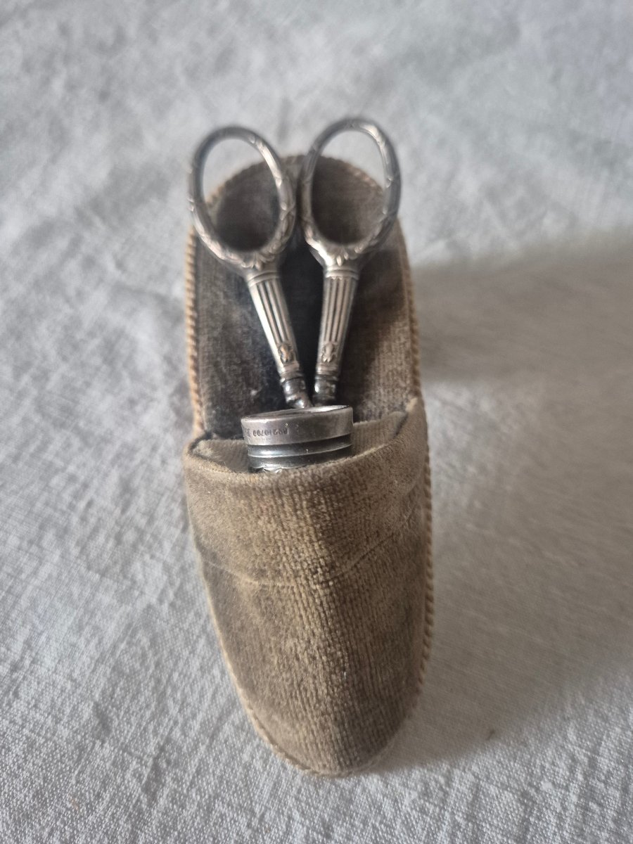Spéciale Couture: chaussure soulier porte ciseaux et dé à coudre. -photo-4