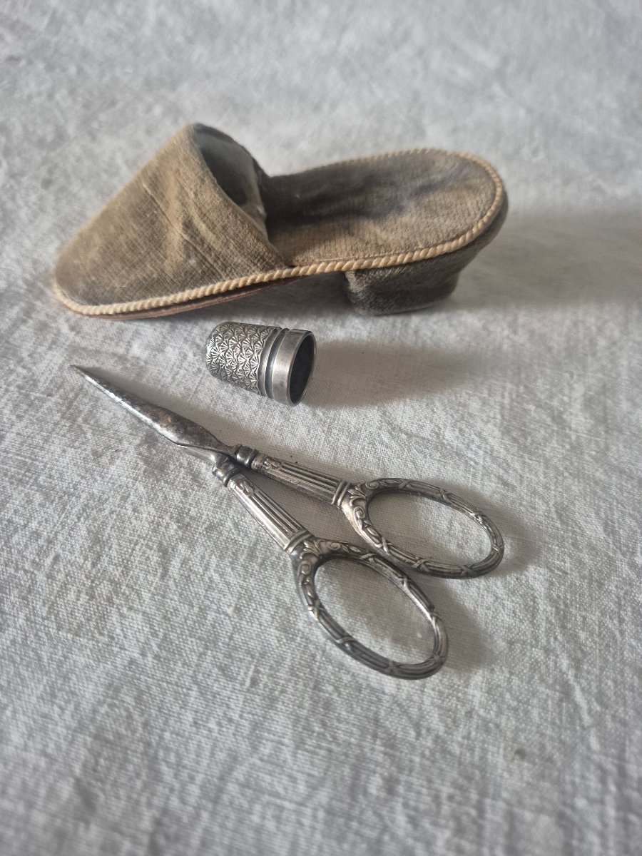 Spéciale Couture: chaussure soulier porte ciseaux et dé à coudre. -photo-1
