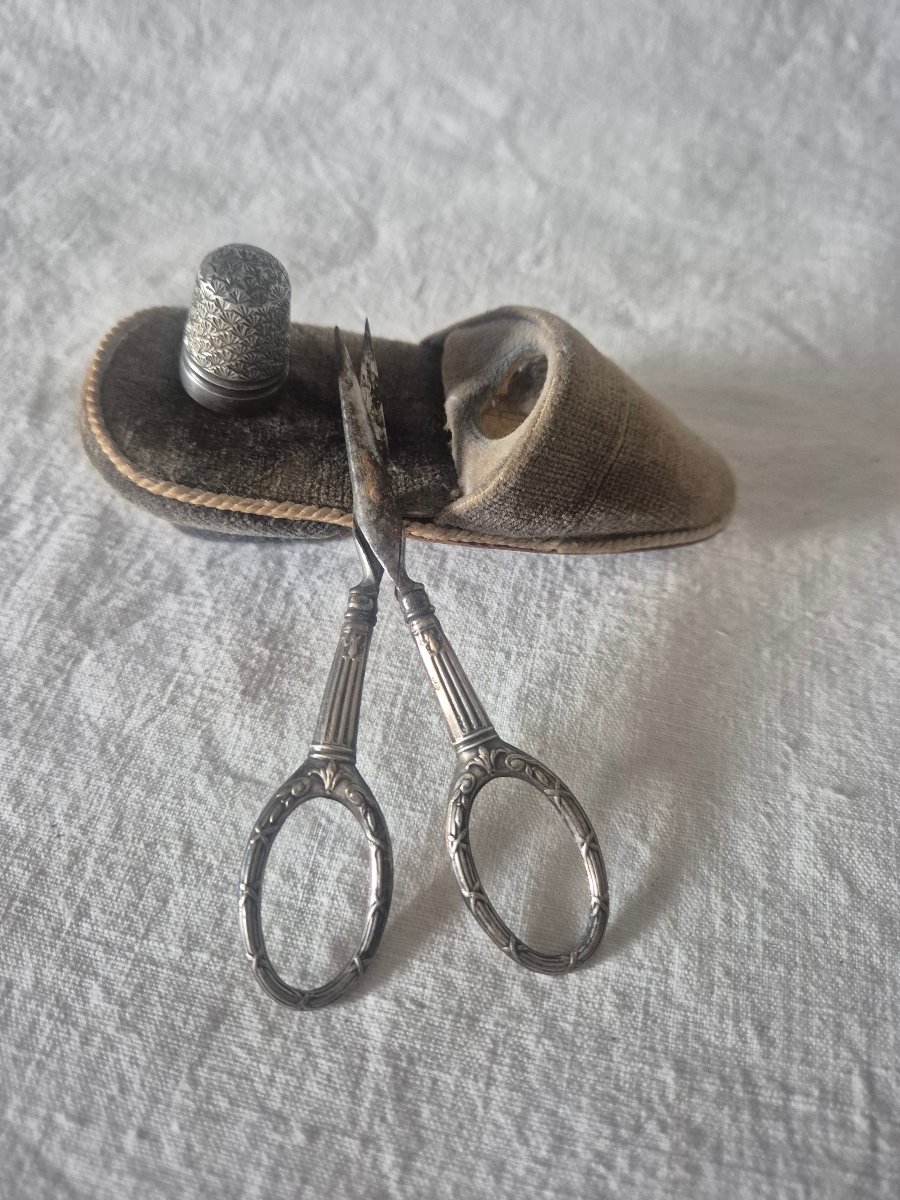 Spéciale Couture: chaussure soulier porte ciseaux et dé à coudre. -photo-2