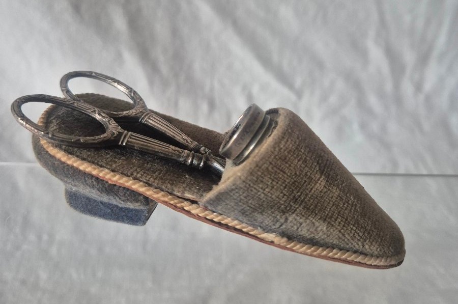 Spéciale Couture: chaussure soulier porte ciseaux et dé à coudre. 