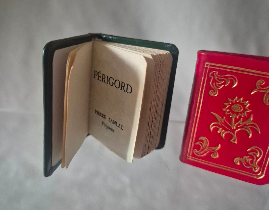 2 livres miniatures  en cuir 4.5 x 3.5 cm de 1966 sur le Périgord et sur sa gastronomie-photo-1