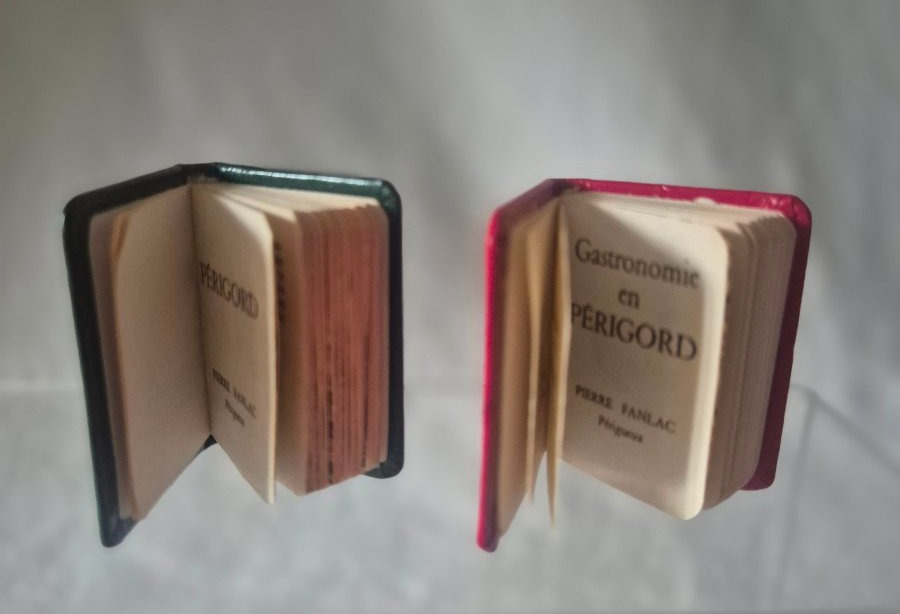 2 livres miniatures  en cuir 4.5 x 3.5 cm de 1966 sur le Périgord et sur sa gastronomie-photo-2