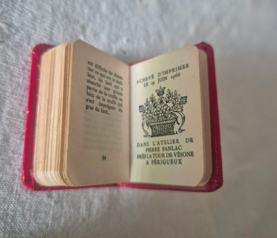 2 livres miniatures  en cuir 4.5 x 3.5 cm de 1966 sur le Périgord et sur sa gastronomie-photo-4