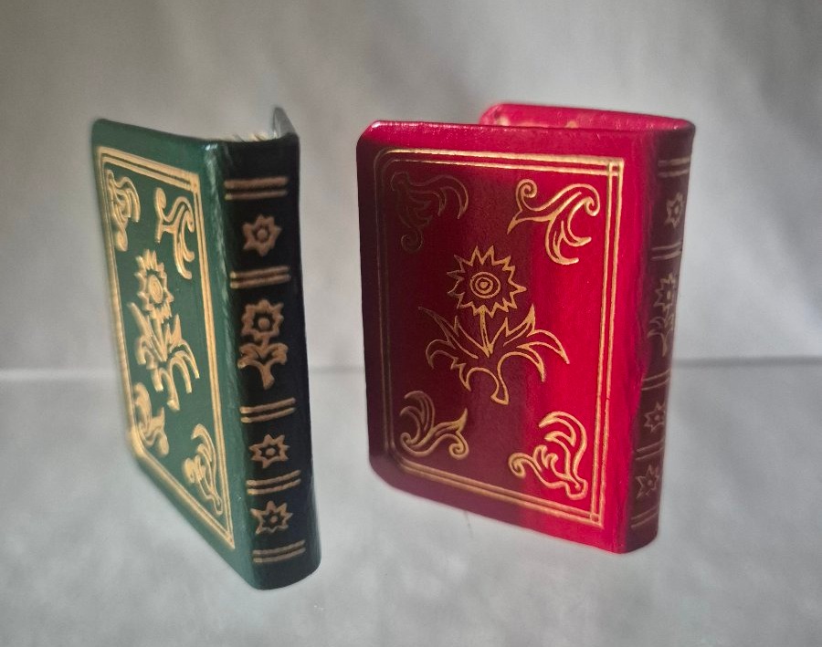 2 livres miniatures  en cuir 4.5 x 3.5 cm de 1966 sur le Périgord et sur sa gastronomie