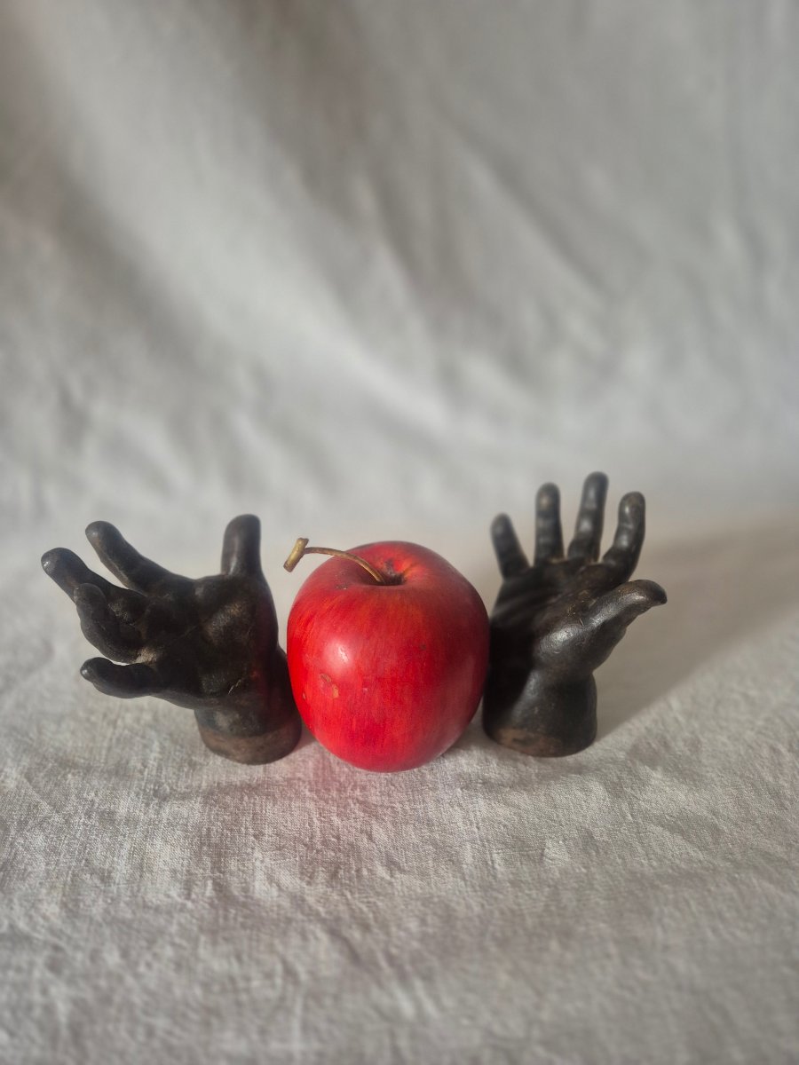 Set Of Two Cast-iron Children's Hands-photo-2