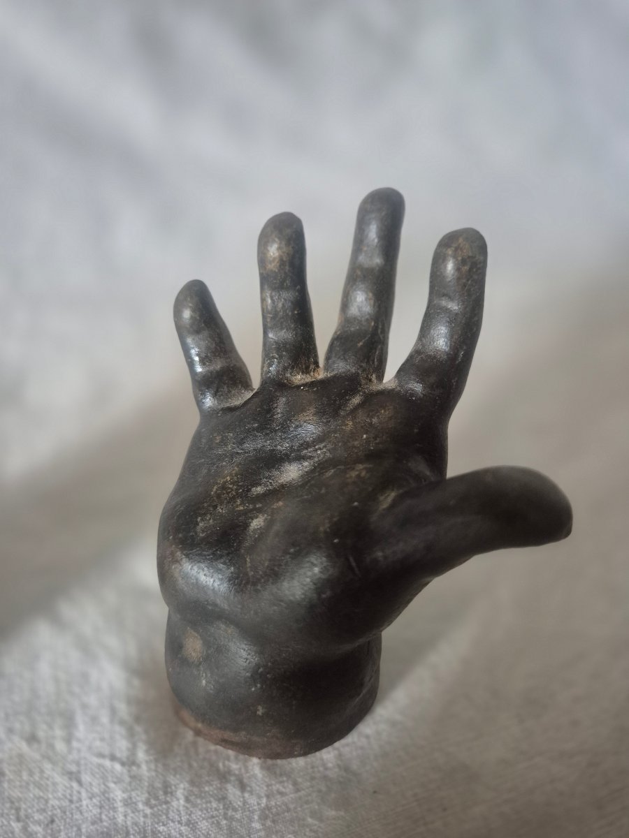 Set Of Two Cast-iron Children's Hands-photo-2