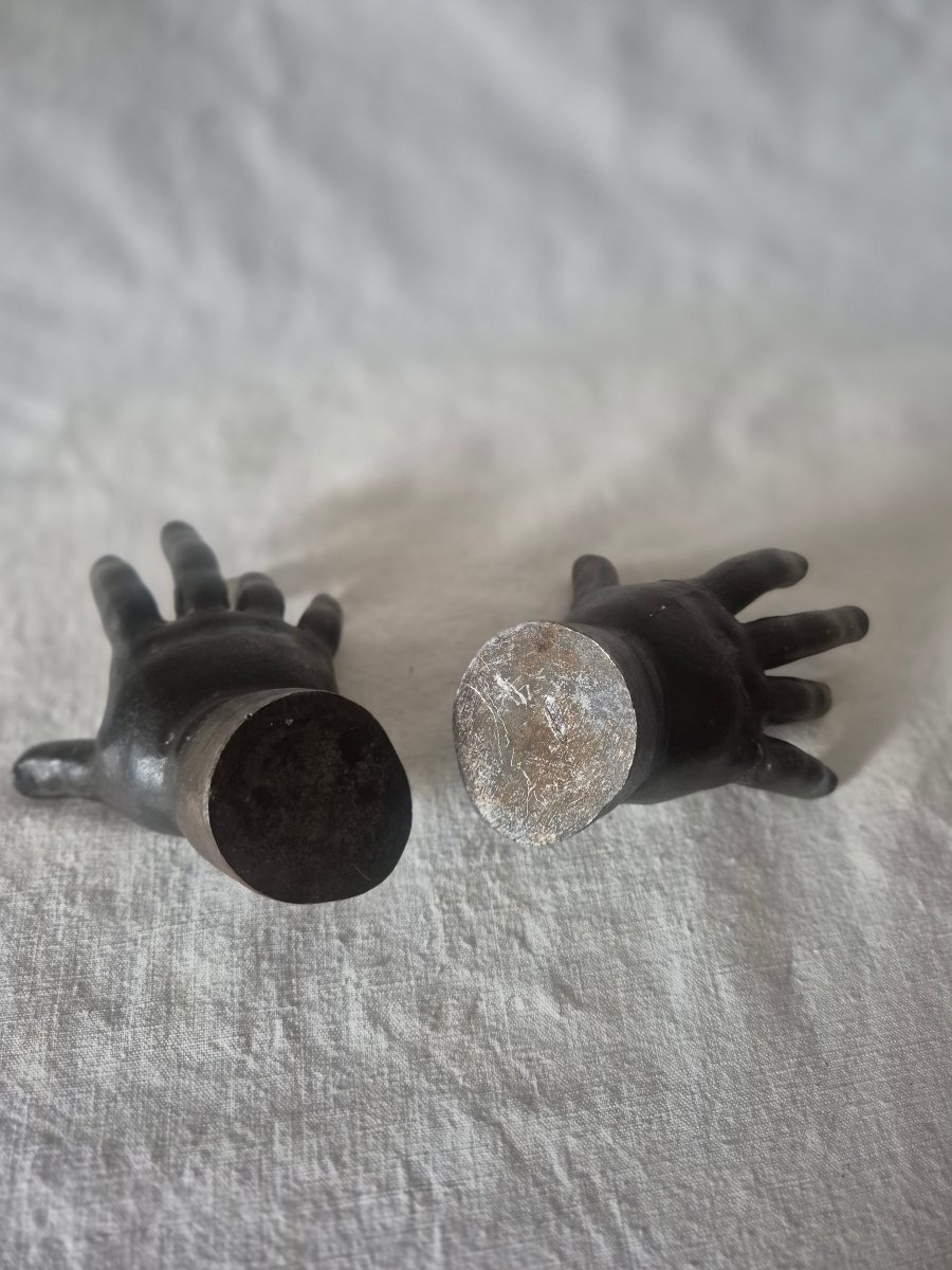 Set Of Two Cast-iron Children's Hands-photo-3