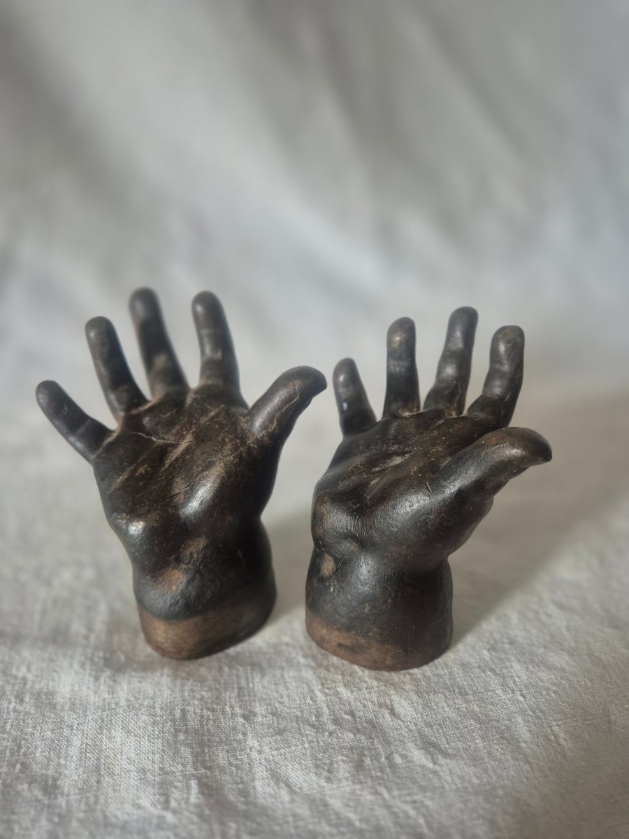 Set Of Two Cast-iron Children's Hands-photo-6