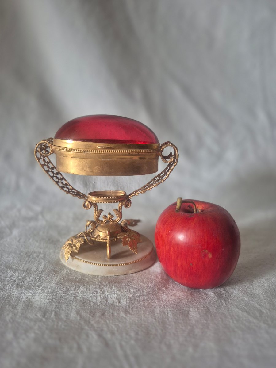 Boîte à bijoux et des petits riens en bronze pomponne doré et verre rouge ovale de forme ovée-photo-2