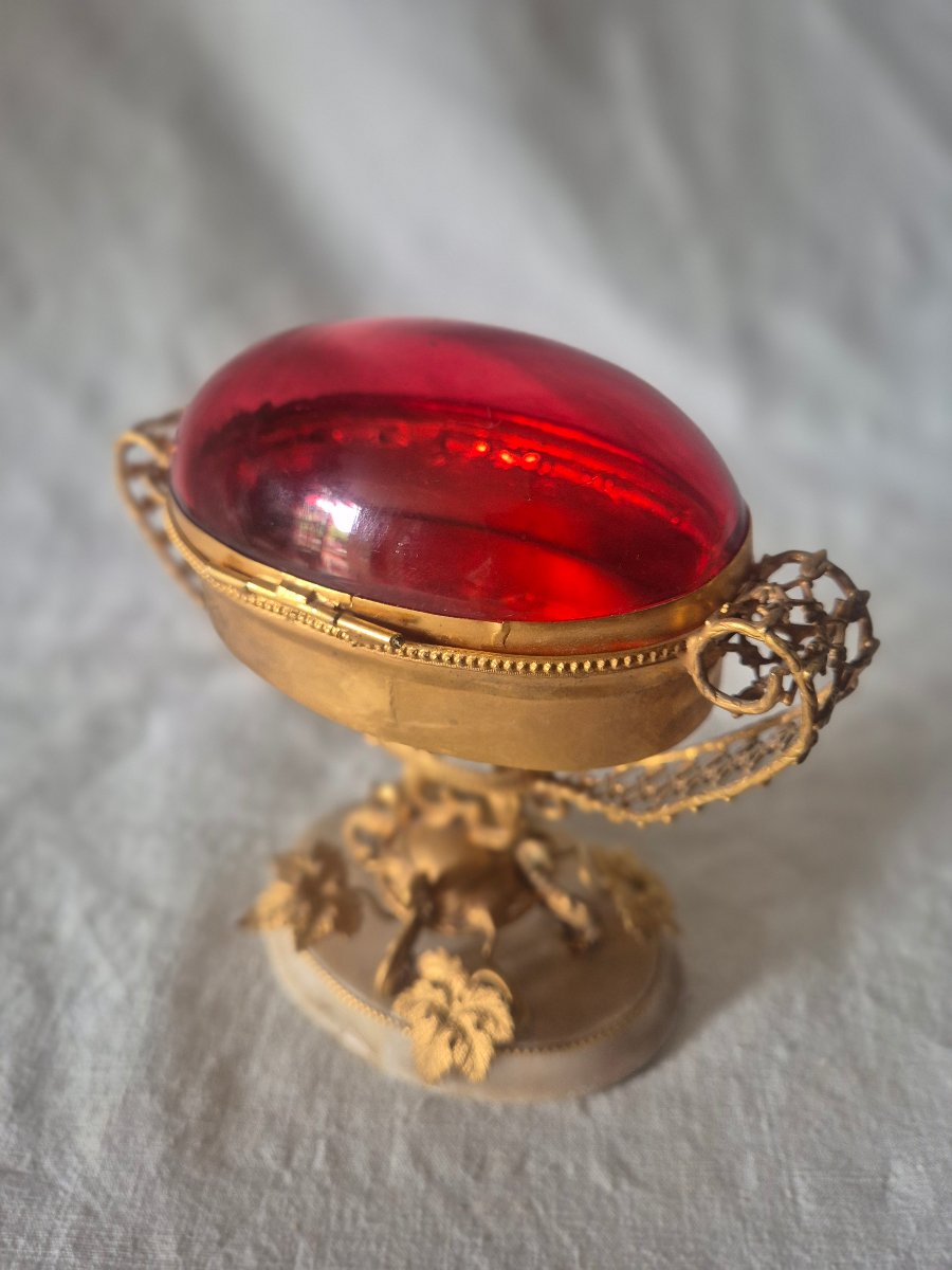Boîte à bijoux et des petits riens en bronze pomponne doré et verre rouge ovale de forme ovée-photo-3