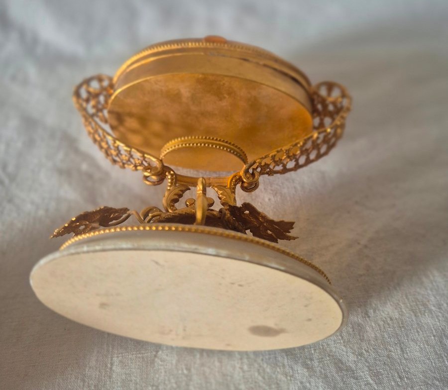 Boîte à bijoux et des petits riens en bronze pomponne doré et verre rouge ovale de forme ovée-photo-1