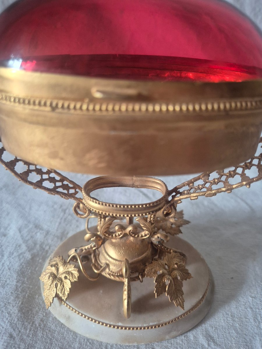 Boîte à bijoux et des petits riens en bronze pomponne doré et verre rouge ovale de forme ovée-photo-3