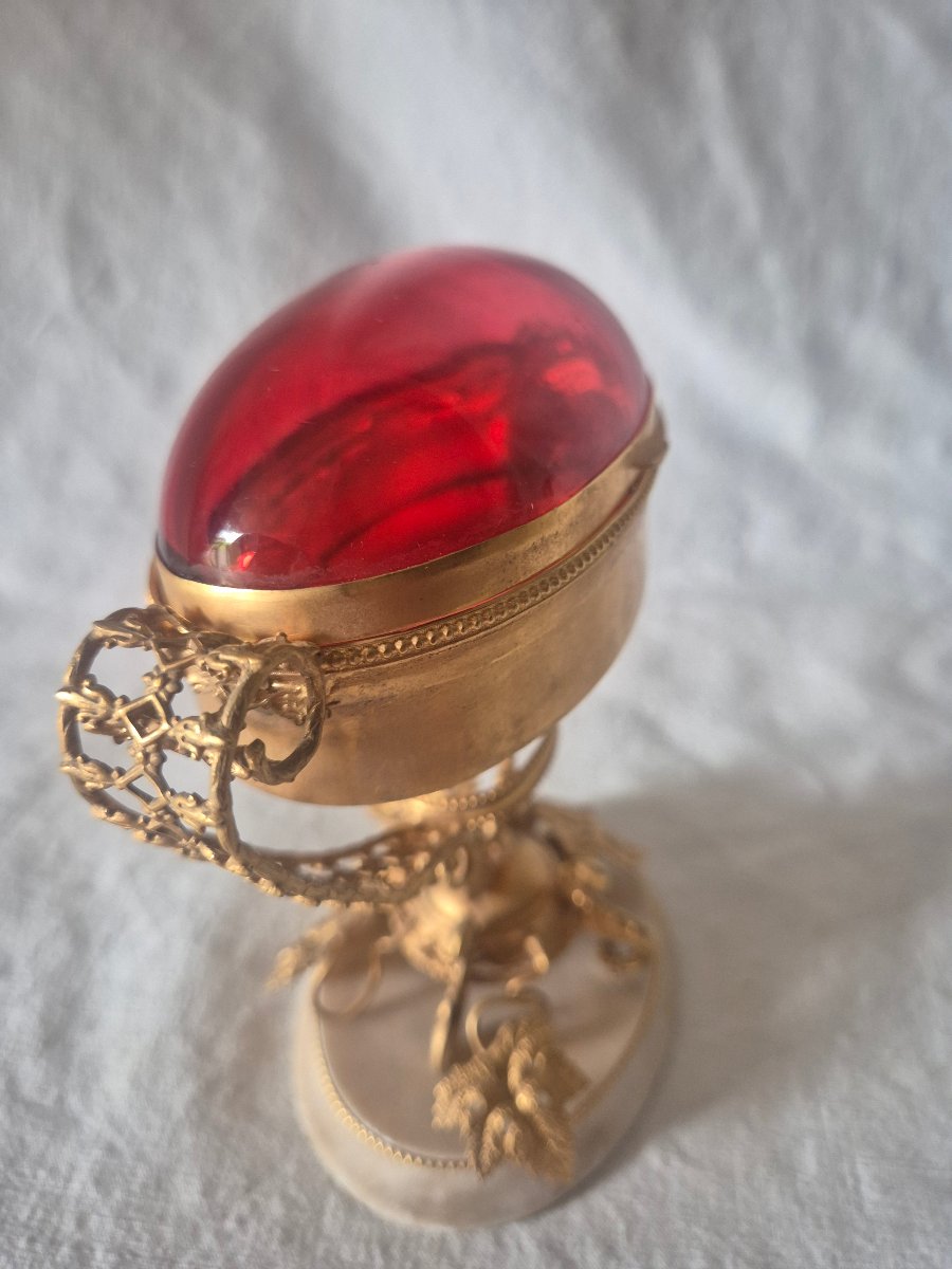 Boîte à bijoux et des petits riens en bronze pomponne doré et verre rouge ovale de forme ovée-photo-6