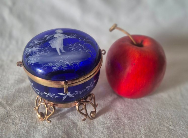 Bonbonnière en verre bleu émaillé dit " Mary Gregory " du XIXème siècle -photo-2