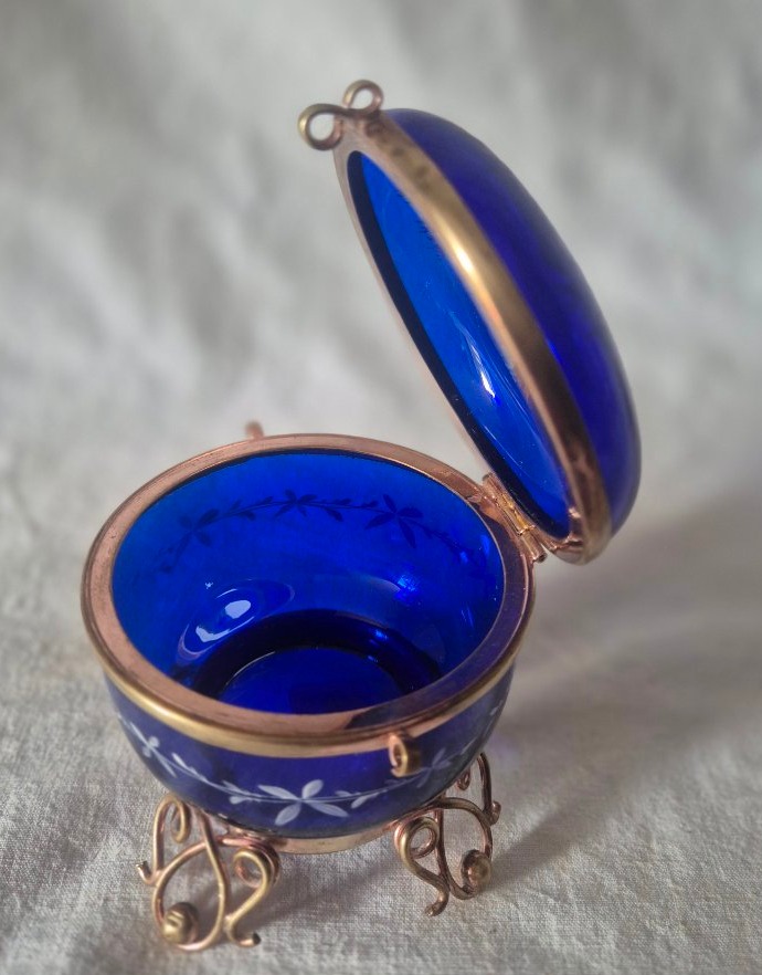 Bonbonnière en verre bleu émaillé dit " Mary Gregory " du XIXème siècle -photo-1
