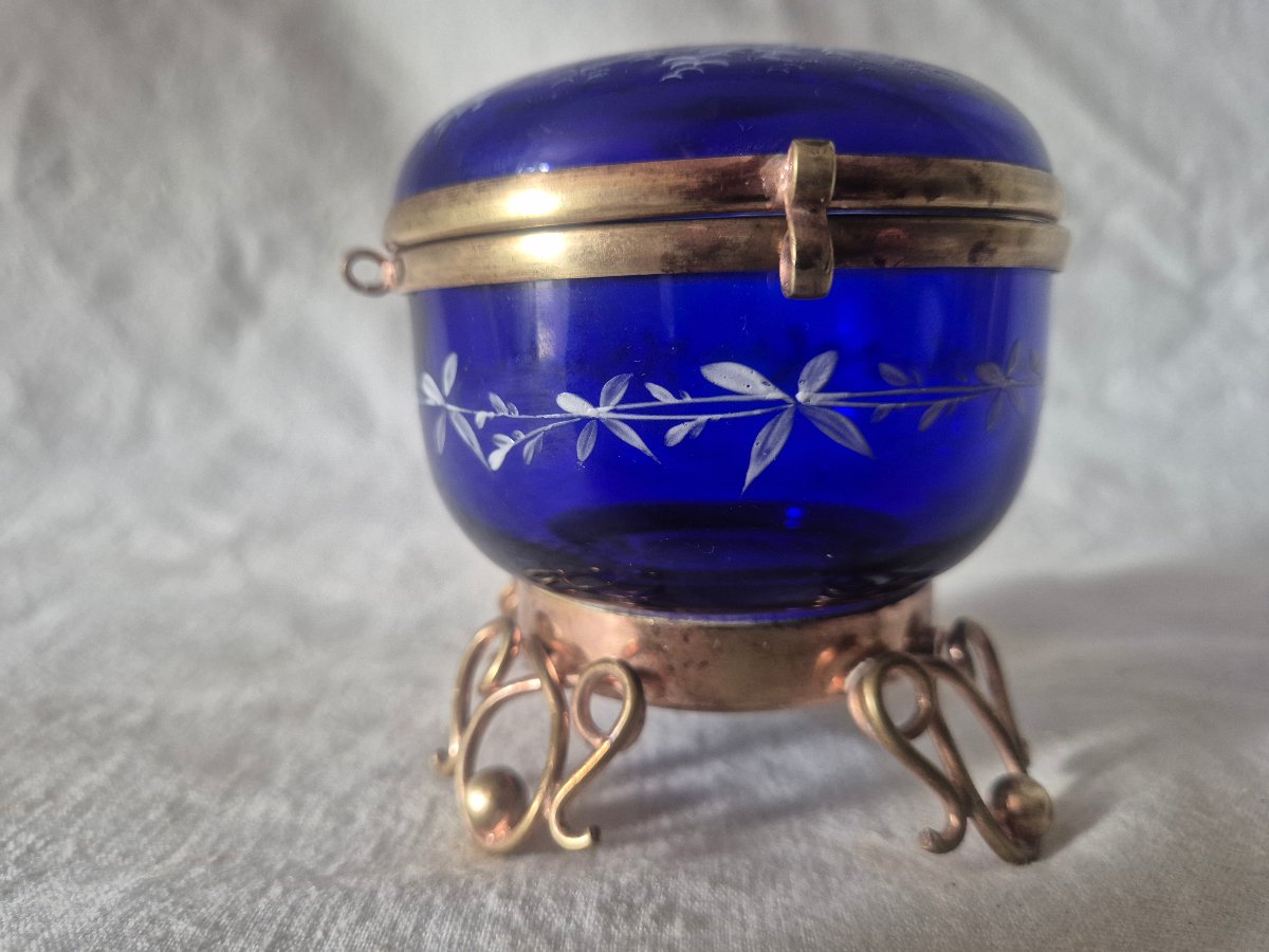Bonbonnière en verre bleu émaillé dit " Mary Gregory " du XIXème siècle -photo-3