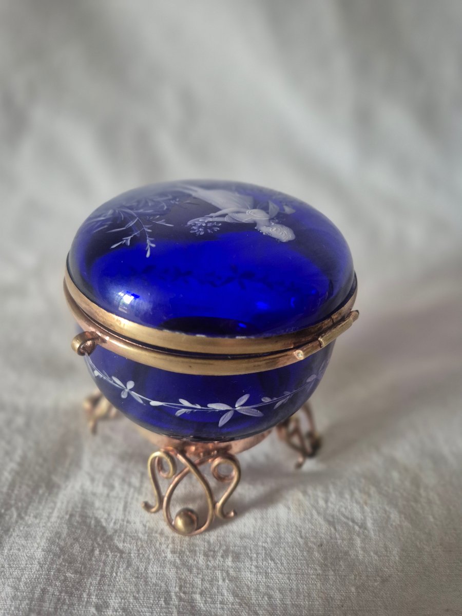 Bonbonnière en verre bleu émaillé dit " Mary Gregory " du XIXème siècle -photo-6