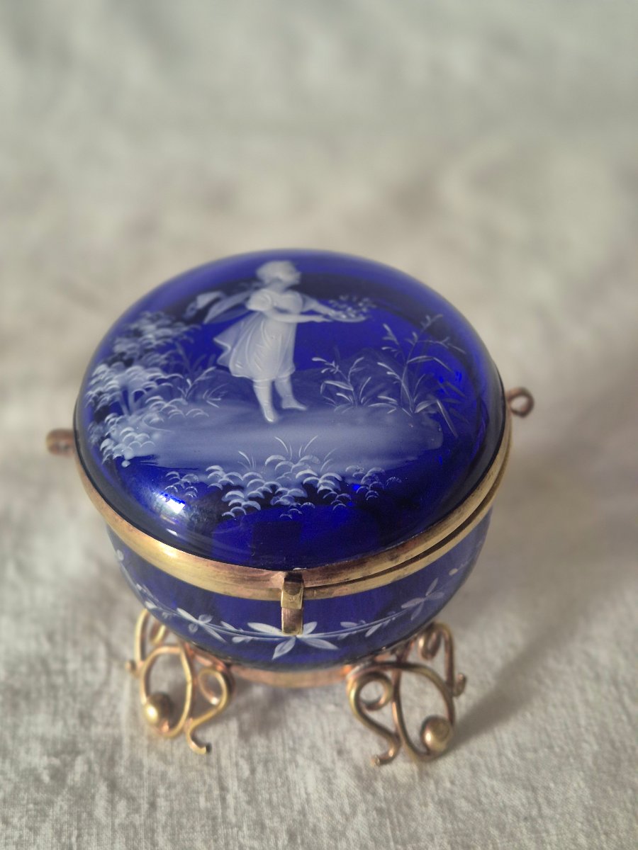 Bonbonnière en verre bleu émaillé dit " Mary Gregory " du XIXème siècle 