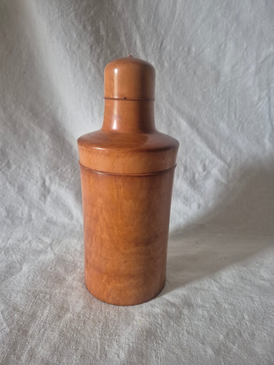 Large Travel Case For A Bottle, Made Of Turned Boxwood, With Its 19th-century Bottle