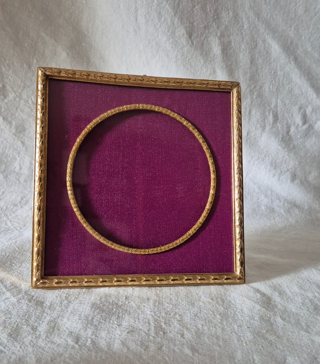 Square, Gold-plated Bronze Photo Frame With A Round Opening And A Marie Louise-style Moiré Finish