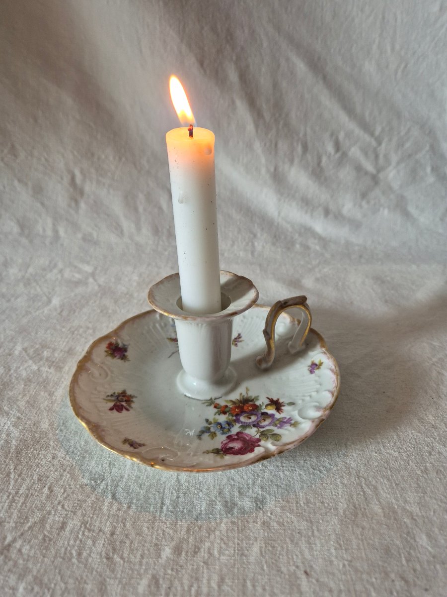 Bougeoir à main de chevet en porcelaine de style Louis XV décor fleuri. 