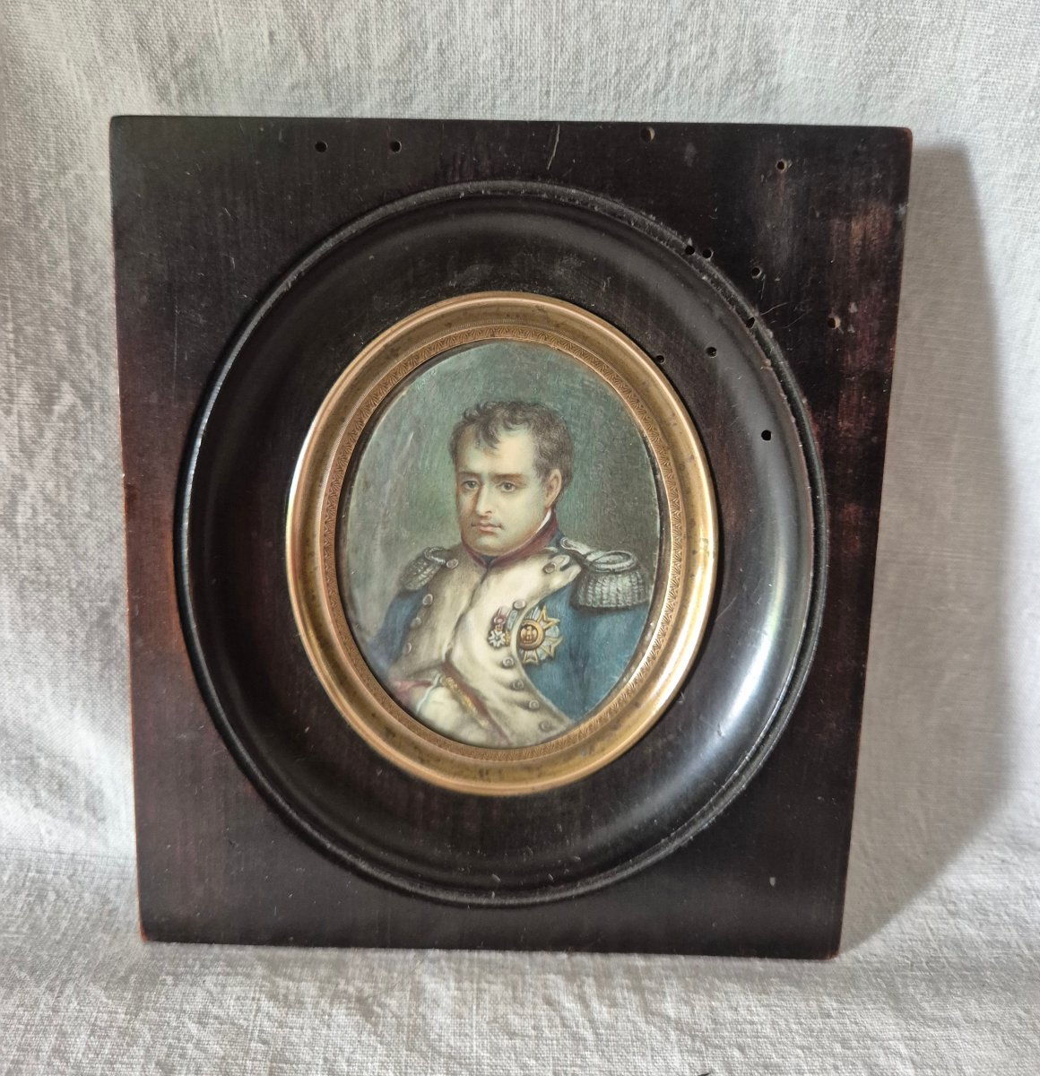 Miniature ovale de Napoléon Bonaparte dans son cadre en bois du XIXème siècle 