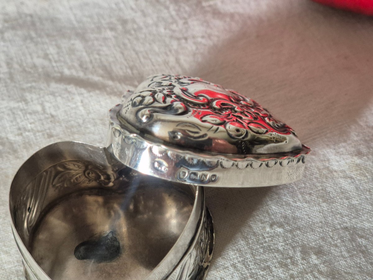 Boîte à pilules cœur en argent anglais début XXème -photo-2