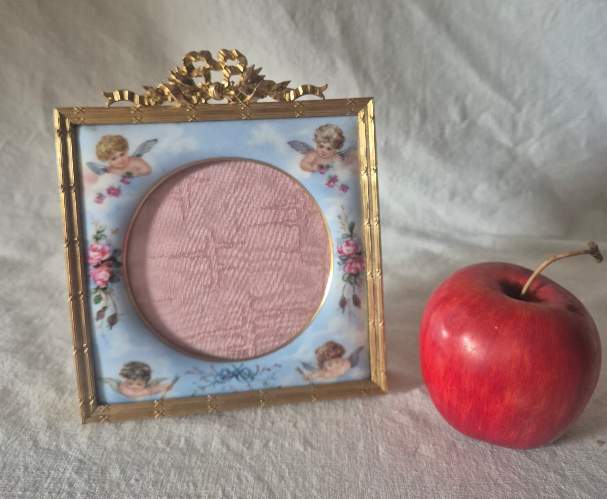 Cadre bronze doré carré avec Marie-Louise en porcelaine peinte d’angelots et roses-photo-2