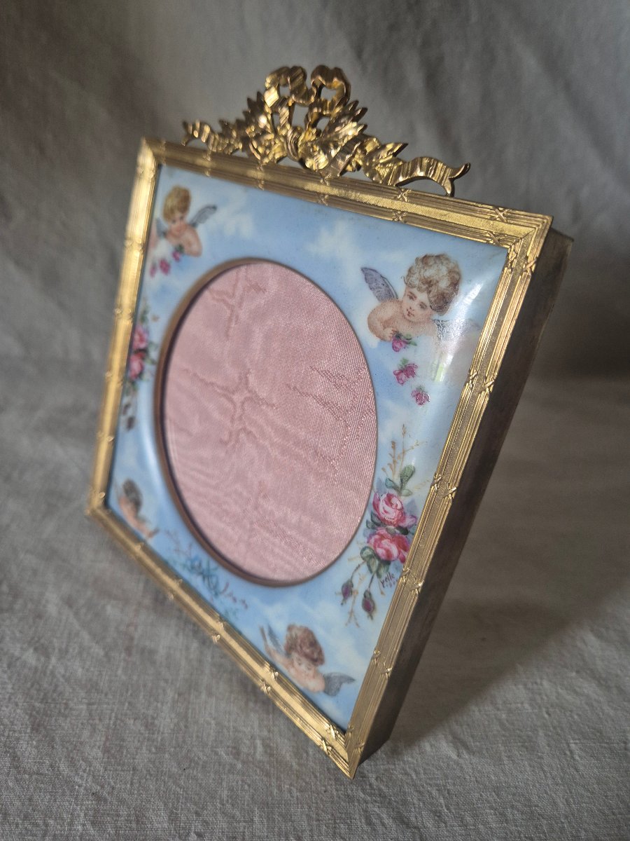 Cadre bronze doré carré avec Marie-Louise en porcelaine peinte d’angelots et roses-photo-3