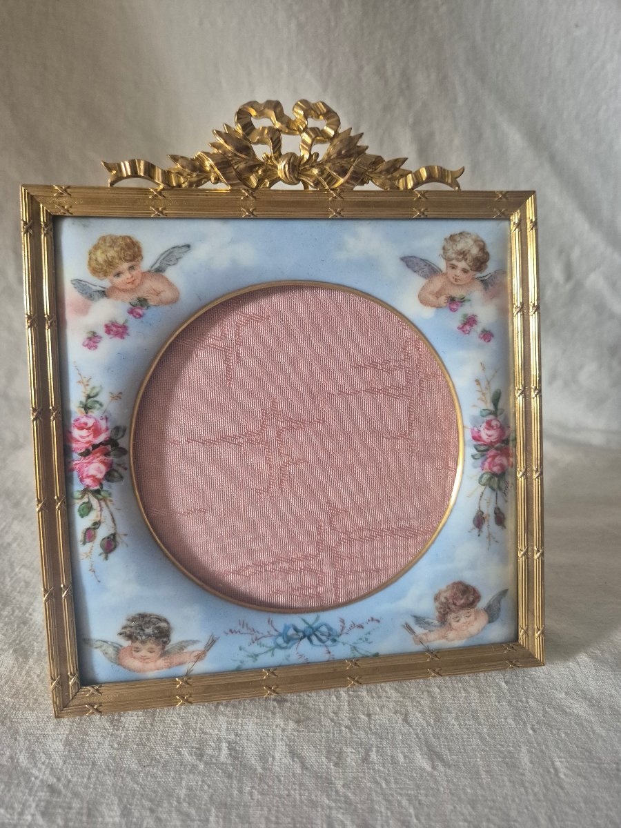 Cadre bronze doré carré avec Marie-Louise en porcelaine peinte d’angelots et roses
