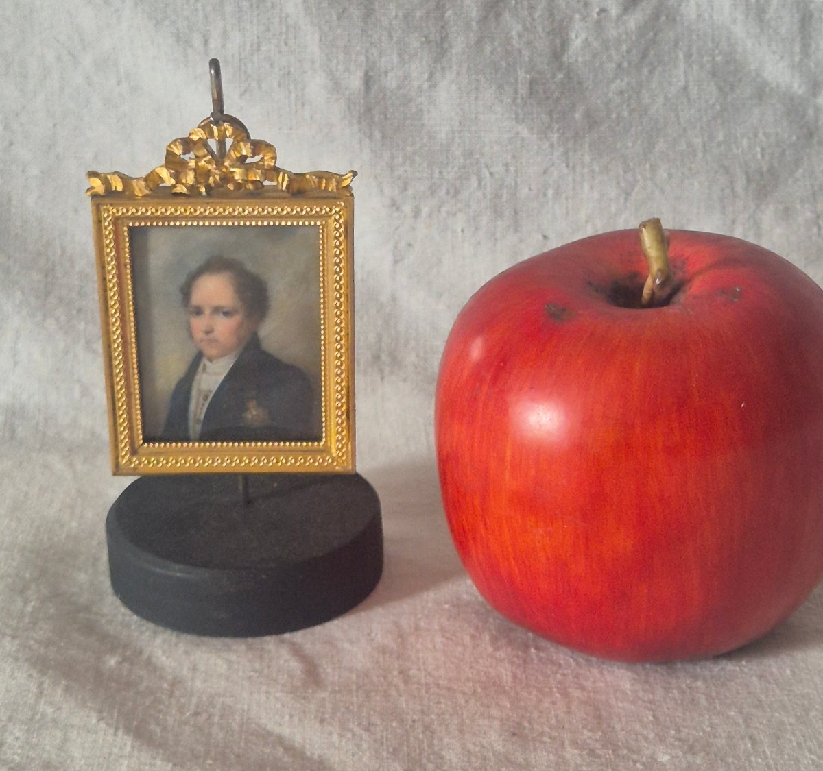 Portrait miniature d'homme à la médaille sur ivoire.  École Française vers 1820-photo-2