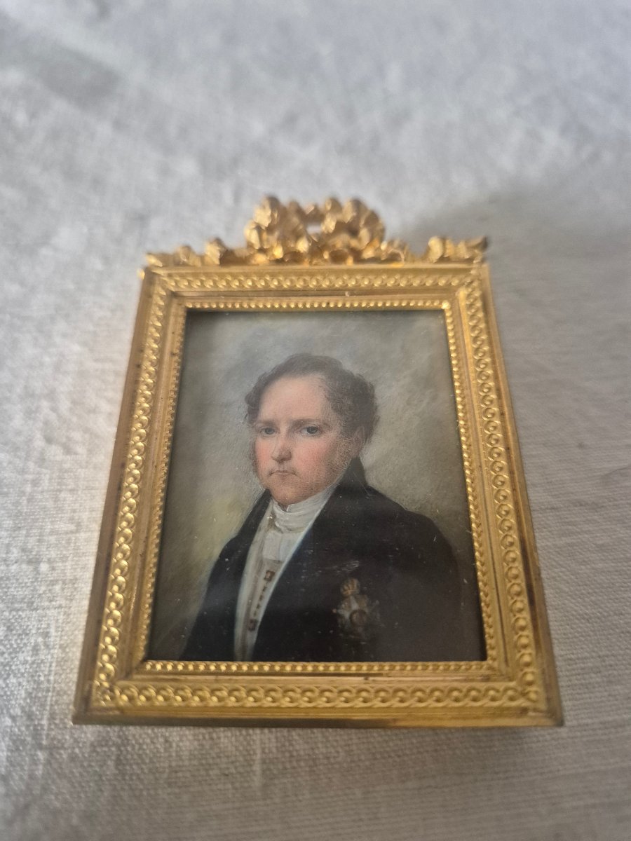 Portrait miniature d'homme à la médaille sur ivoire.  École Française vers 1820-photo-1