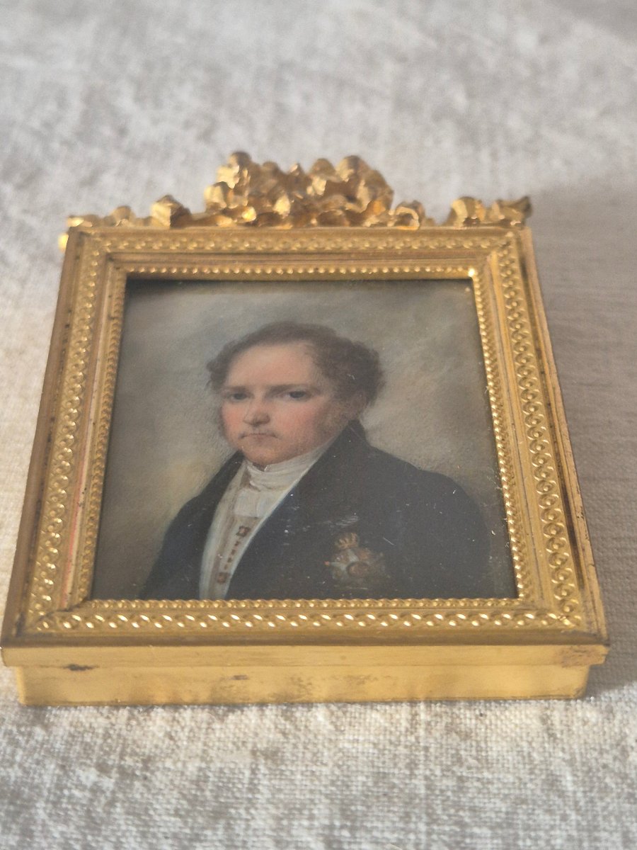Portrait miniature d'homme à la médaille sur ivoire.  École Française vers 1820-photo-2