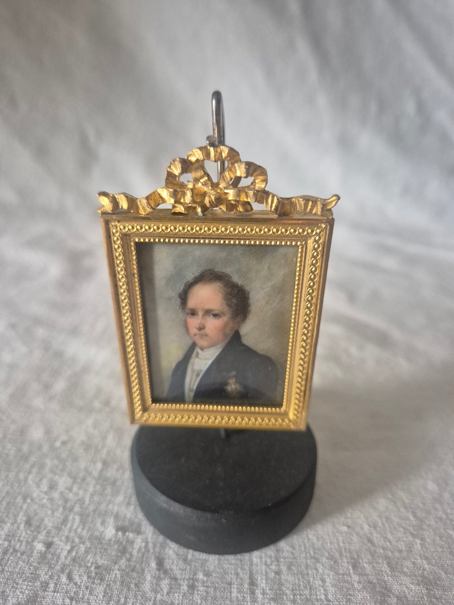 Portrait miniature d'homme à la médaille sur ivoire.  École Française vers 1820