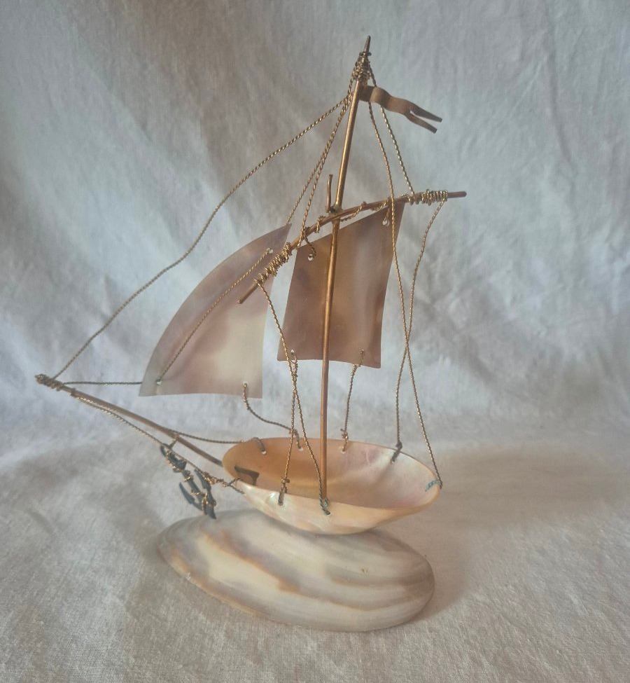 Porte montre baguier bateau en nacre du XIXème siècle 