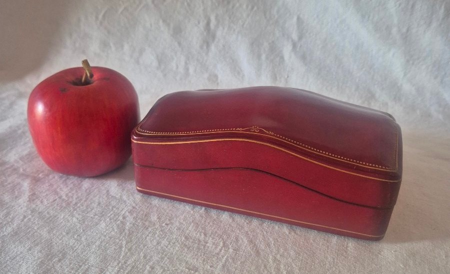 Coffret  en cuir rouge bordeaux et dorures au fer de Florence,  Italie -photo-1
