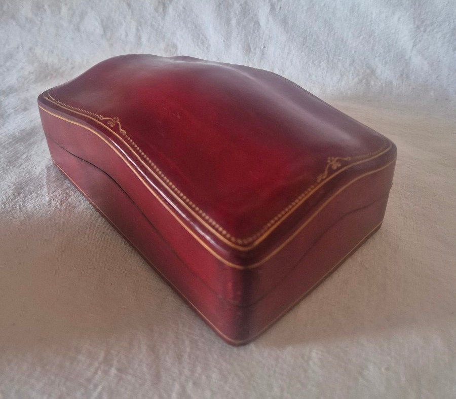 Coffret  en cuir rouge bordeaux et dorures au fer de Florence,  Italie 