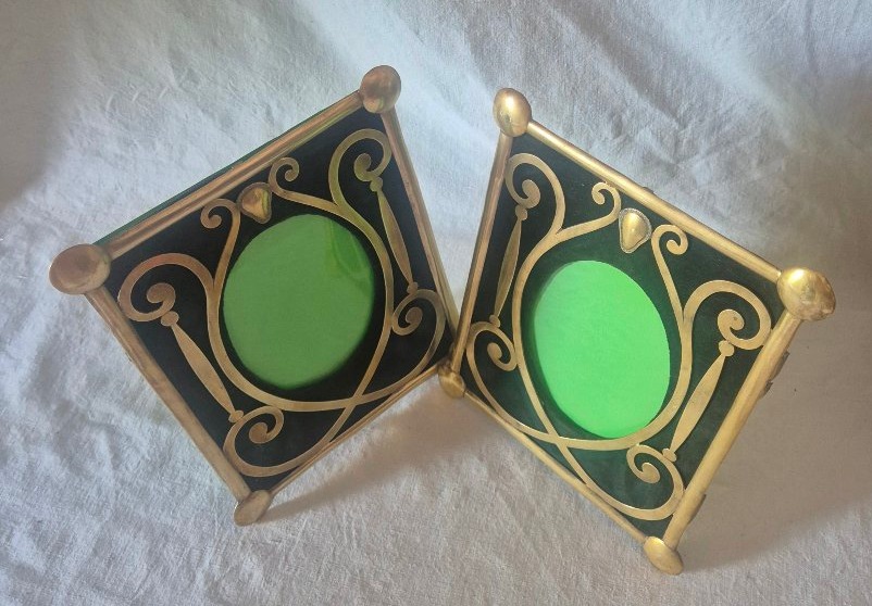 Pair Of Oval-shaped Exposed Brass Picture Frames In An Early 20th-century Renaissance Style -photo-4