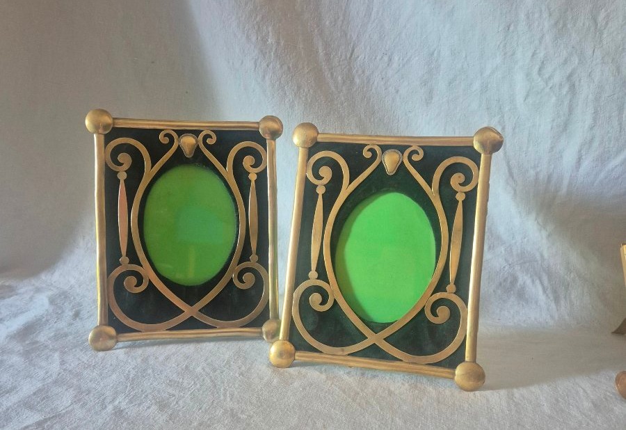 Pair Of Oval-shaped Exposed Brass Picture Frames In An Early 20th-century Renaissance Style -photo-1