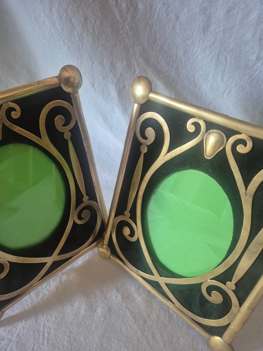 Pair Of Oval-shaped Exposed Brass Picture Frames In An Early 20th-century Renaissance Style -photo-3