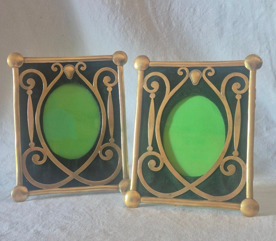 Pair Of Oval-shaped Exposed Brass Picture Frames In An Early 20th-century Renaissance Style 