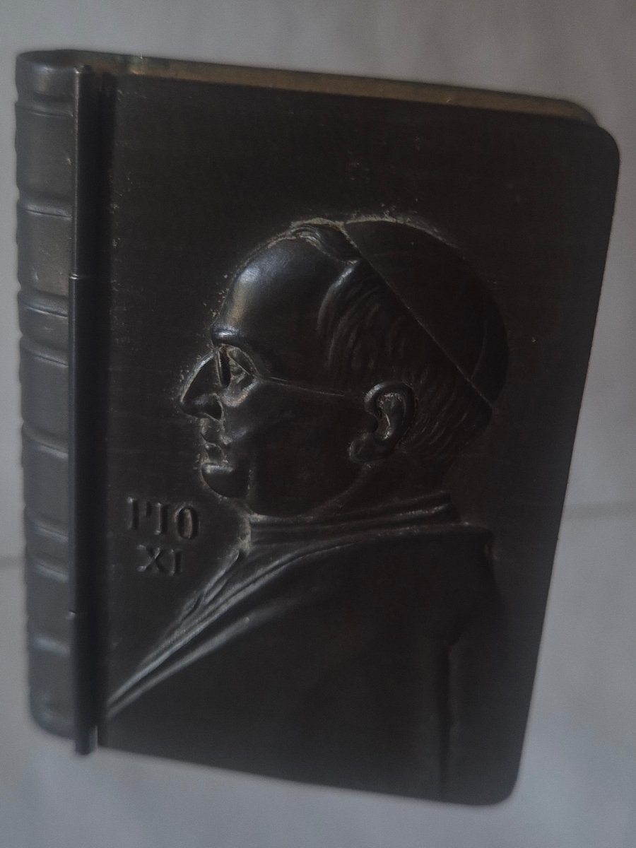 Rosary Holder With A Book-shaped Rosary Depicting Pius XI.