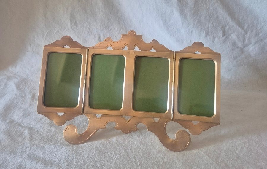 Cadre quatretyque en bronze découpé et gravé à volets